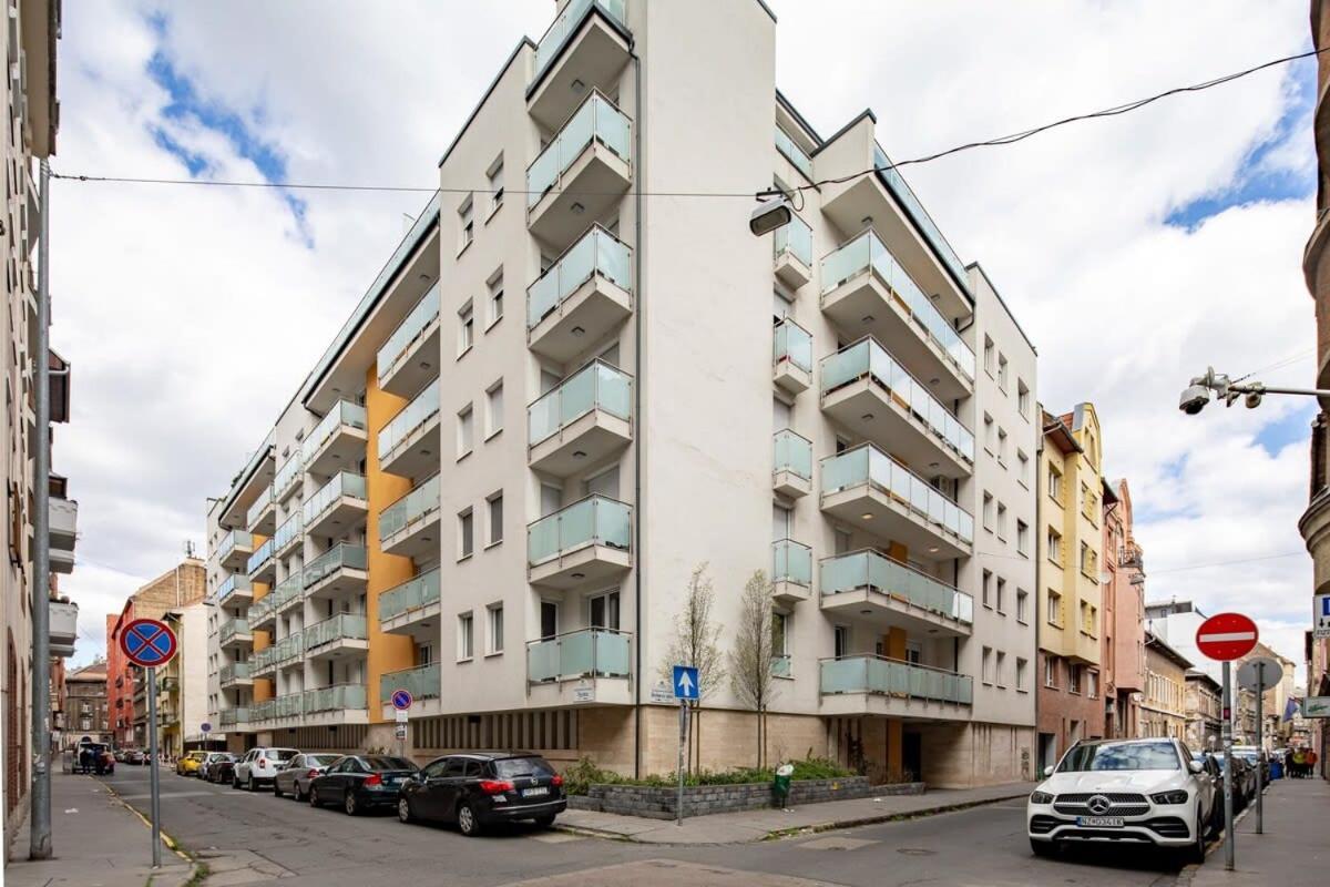 Central - Green Terrace - Modern Apartment Budapest Bagian luar foto